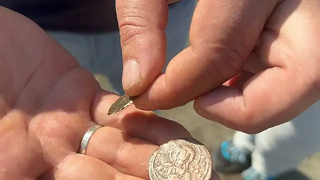 Göl çekildi, tarihi sikkeler yüzeye çıktı