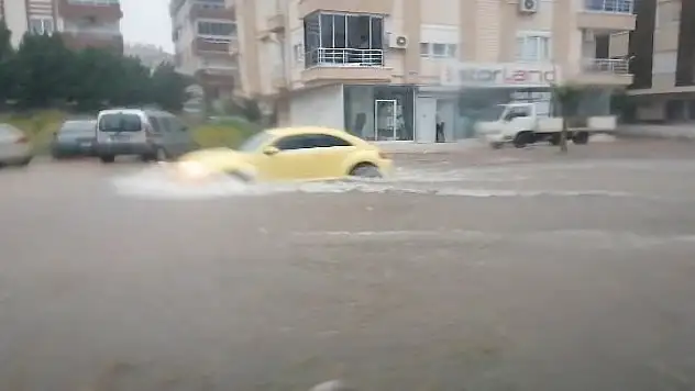 Antalya'da şiddetli yağış hayatı felç etti