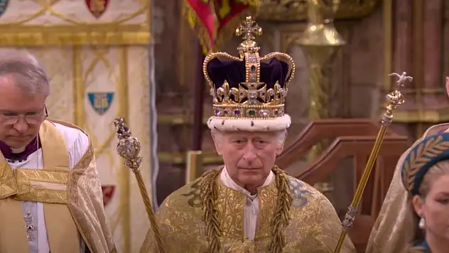 İngiltere Kralı 3. Charles yeni hükümdar olarak kraliyet tacını giyindi