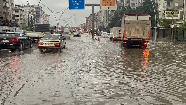 Uşak'ta sağanak yağış hayatı olumsuz etkiledi