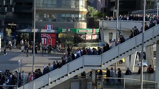Büyük İstanbul Mitingi sonrası metrobüs duraklarında yoğunluk