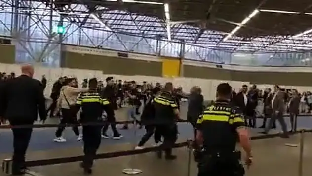 Amsterdam'da terör örgütü PKK sempatizanları sandık müşahitlerine saldırdı