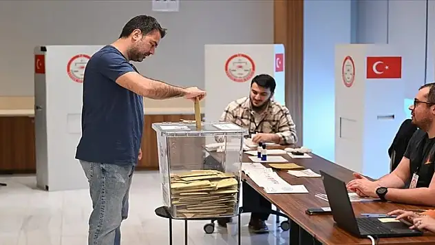 Yurt dışı ve gümrüklerde şu ana kadar yaklaşık 1 milyon 700 bin seçmen oy kullandı