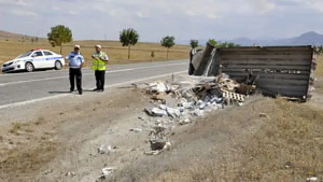 İnşaat malzemesi yüklü kamyon devrildi: 1 ölü