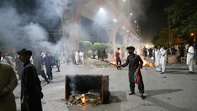 Pakistan'da İmran Han'ın tutuklanmasının ardından başlayan protestolarda 1 kişi öldü