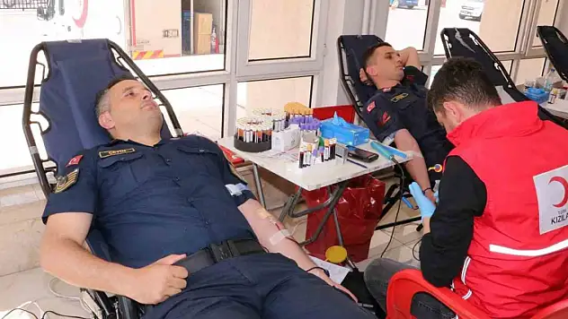 Jandarmadan Kızılay'a kan bağışı