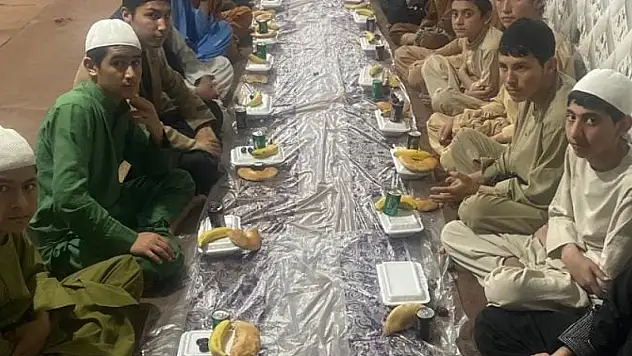 Afganistan'daki yetim ve öksüz Hafız öğrencilere yemek ikram edildi