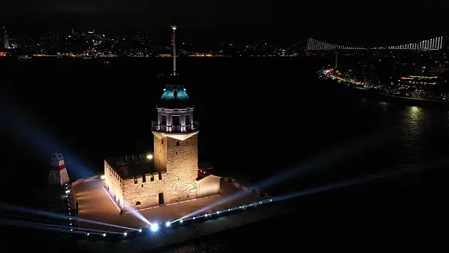 Restorasyonu tamamlanan Kız Kulesi ışık ve lazer gösterisiyle ziyarete açıldı