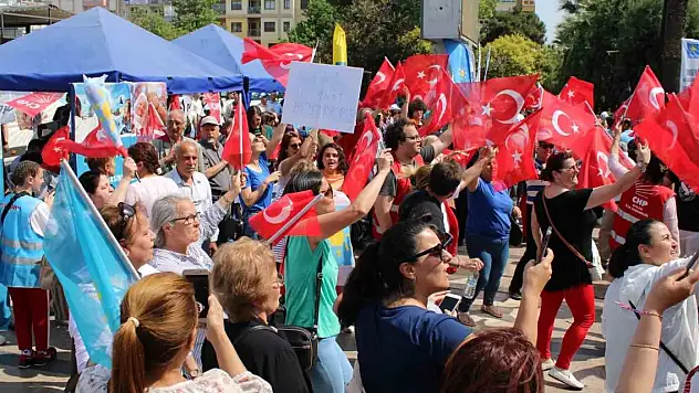 Yasaklara saatler kala meydanlarda seçim hareketliliği