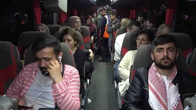 Seçime saatler kala otobüslerle yola çıktılar: Afetzedeler oy kullanmak için şehirlerine dönüyor