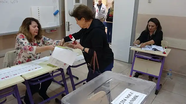 İzmir'de seçmenler oy kullanmaya başladı