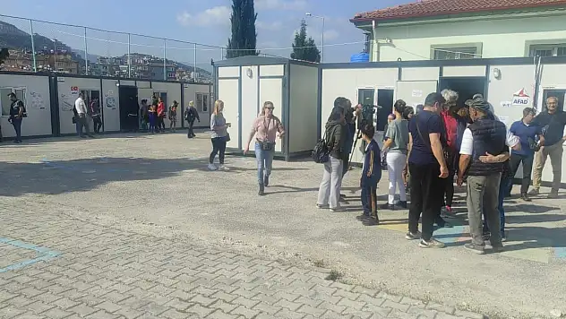 Hatay'da 'depremzede seçmenler' konteynerlerde oy verdi