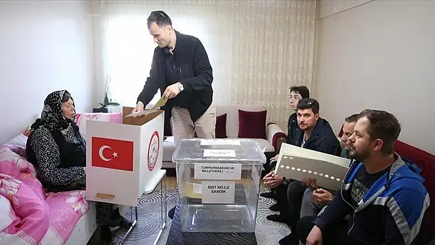 Hasta veya engelliler 'seyyar sandık' ile oylarını kullandı