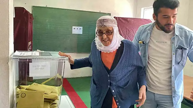 110 yaşındaki Safiye nine oy kullanmak için sandık başına gitti