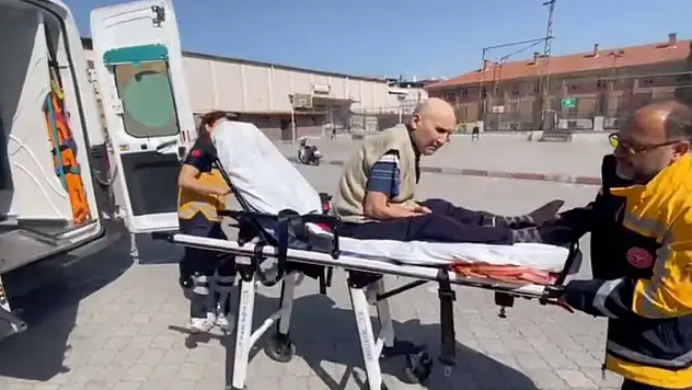 Ambulansla getirilip, sedyede oyunu kullandı