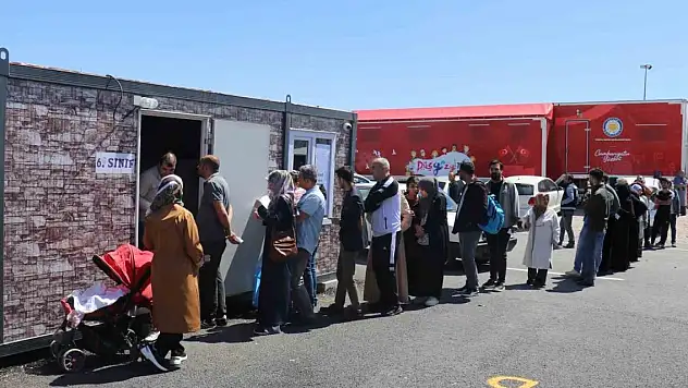 Depremzedeler sandık başına koştu