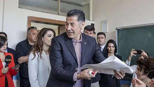 Sinan Oğan, Ankara'da oyunu kullandı