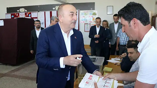 Çavuşoğlu: Zarfa zor sığdı, katla katla bitmedi