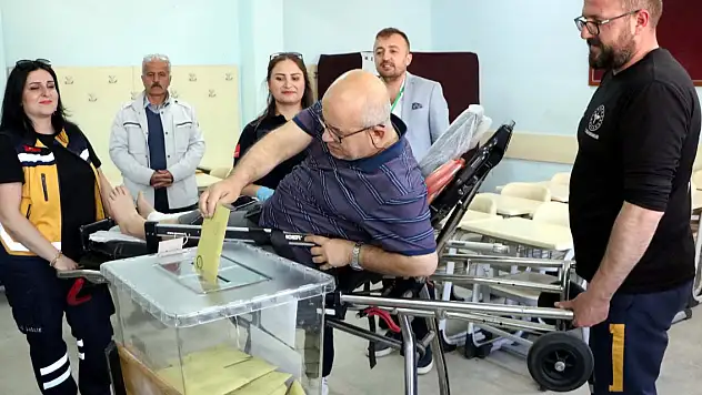 Kazada ayağı kırıldı, sedye üzerinde oyunu kullandı