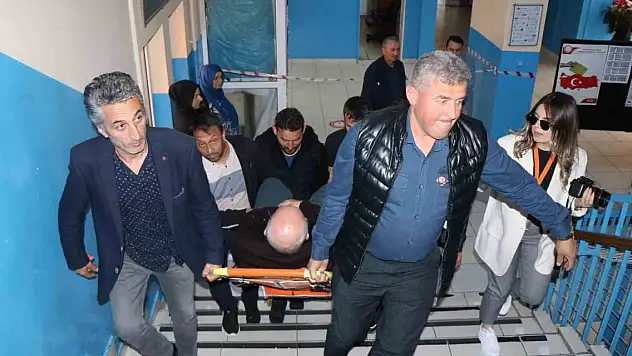 Engelli ve hastalar oy kullanmaya ambulansla geldi