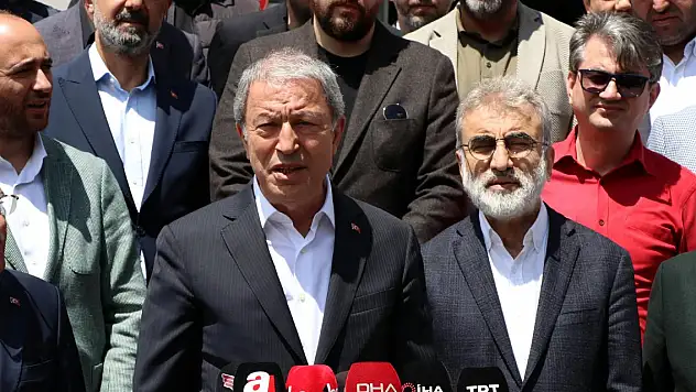 Bakan Akar, oy kullanıp, 'Anneler Günü'nü kutladı