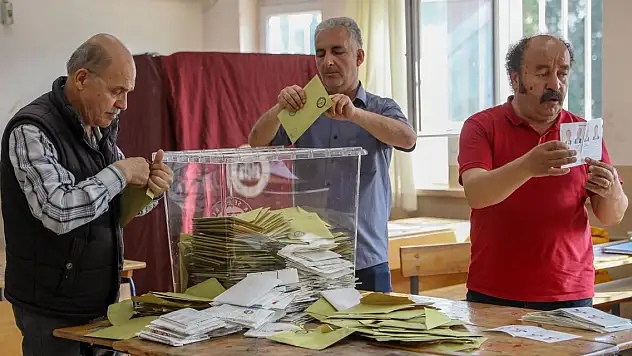 Zarfların ağzını yapıştırıcı ile kapatmışlar