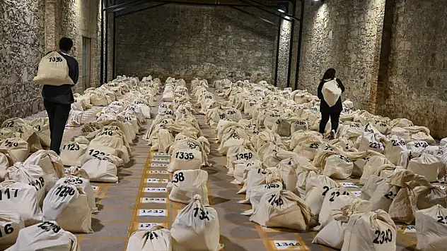 İzmir'de oy torbalarının teslim edildiği ilçe seçim kurulları önünde yoğunluk yaşanıyor