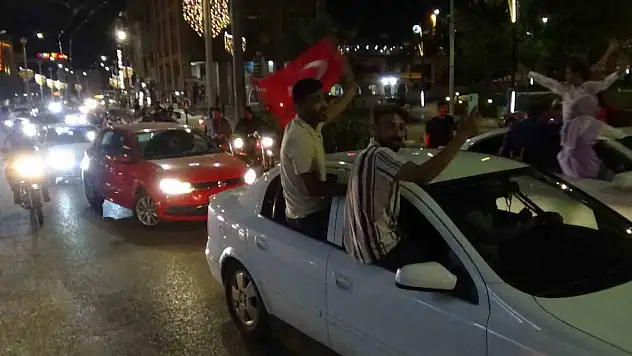 Şanlıurfa'da davullu zurnalı seçim kutlaması