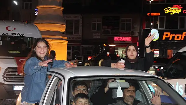 Seçim kutlaması gece geç saatlere kadar devam etti
