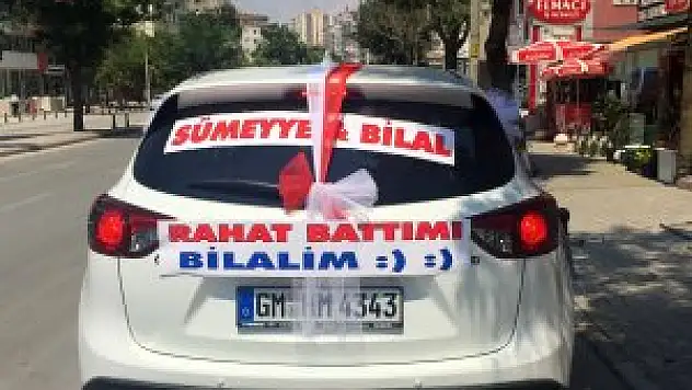 Gelin arabalarının 'sıra dışı' yazıları gülümsetiyor