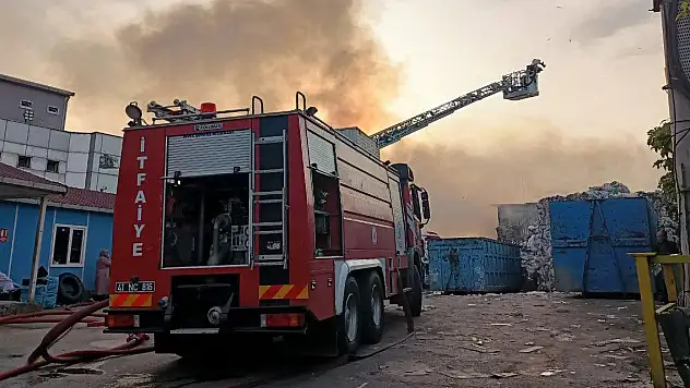 Kocaeli'de geri dönüşüm tesisinde yangın