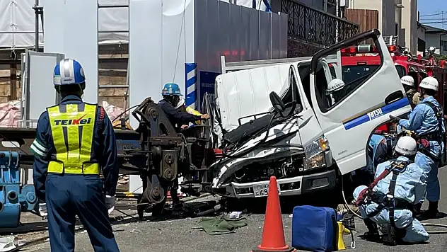 Vinç araçların üzerine devrildi: 1 ölü, 1 yaralı