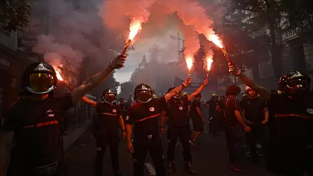 İtfaiyeciler ateş püskürdü, sokaklar karıştı