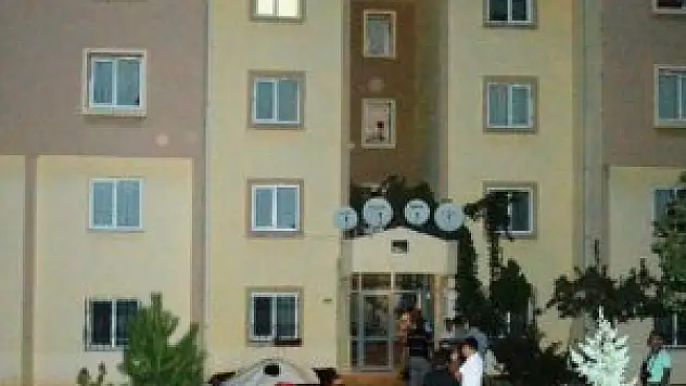 Kocasına kızdı, çocuğuyla birlikte intihara kalkıştı