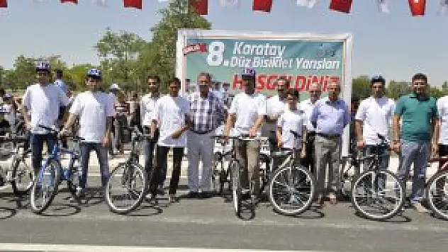 İsmil'de yapılan düz bisiklet yarışlarına yoğun ilgi