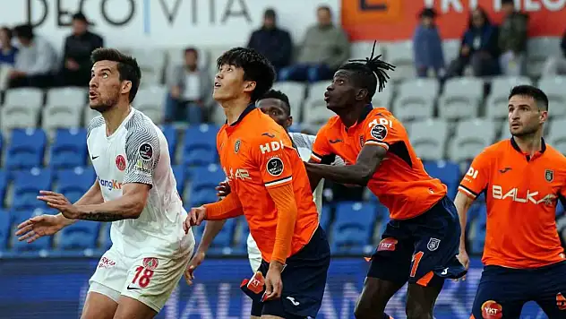 Medipol Başakşehir ilk 4 hedefinde yara aldı