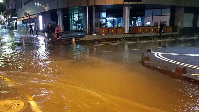 Balıkesir'de 30 dakikada sokaklarda su baskınları oluştu