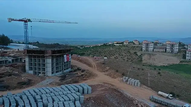 Deprem konutları inşaatında mesai gece gündüz sürüyor