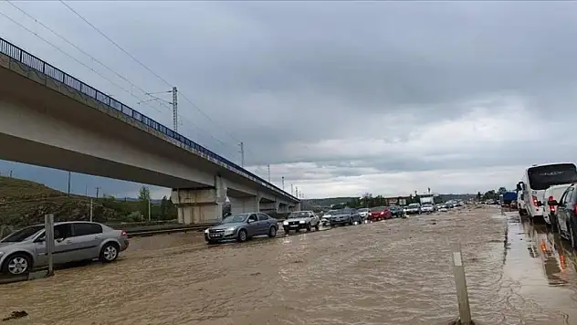 Ankara'da sağanak etkili oldu, ulaşım aksadı