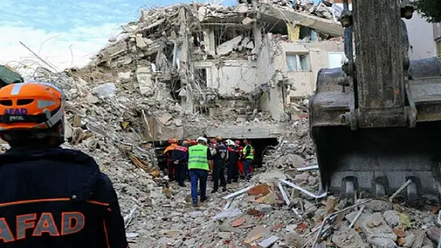 Tekirdağ'dan sonra şimdi de İzmir'de skandal: CHP'li belediyeler depremzedeleri sokağa atmak için yarışıyor