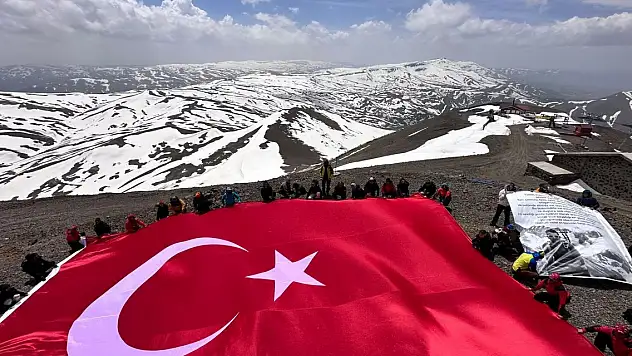Zirveye tırmanıp, dev Türk bayrağı açtılar