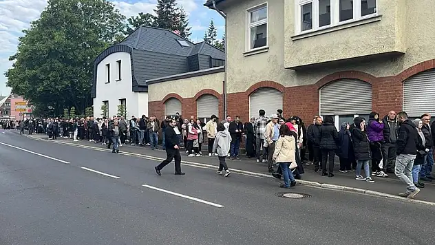 Almanya'da oy vermek isteyenler uzun kuyruklar oluşturdu