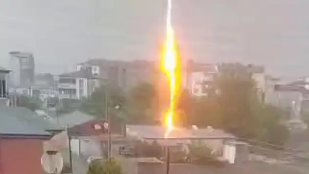 Iğdır'da eve düşen yıldırım böyle görüntülendi