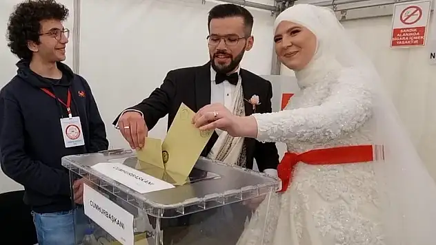 Gelinlik ve damatlıkla sandığa koştular