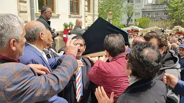 Usta sanatçı Nuri Sesigüzel son yolculuğuna uğurlandı