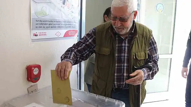 Havaalanında 2. tur için oylar atılıyor