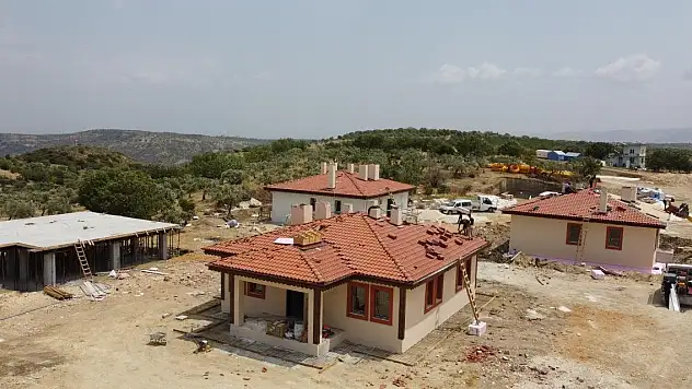 Depremzedeler için köy tipi afet evlerinin yapımı sürüyor
