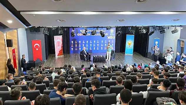 Numan Kurtulmuş: 'Siyasette gençlerin önünü açan bir iktidarız'