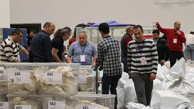 Yurt dışında kullanılan oylar seçim sandıklarına konuldu