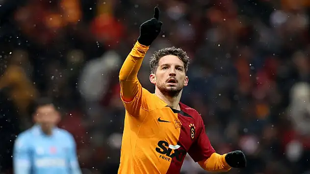 Mertens 1 yıl daha Galatasaray'da